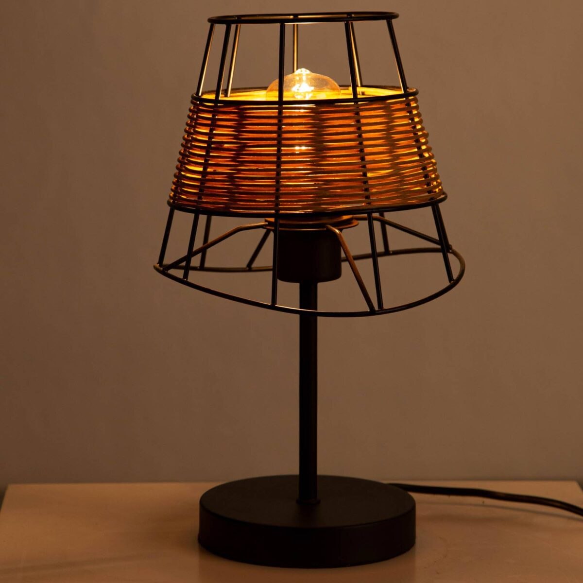 Nino Leuchten Stolní lampa Esra s ratanovým výpletem